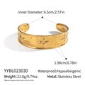 Detailweergave van brede gouden armband met bloemenpatroon en maataanduidingen - Klavertje Vier Reliëf Stijl (YYBL023030)