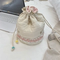 Gesteppte Kordelzugtasche mit Hasenbestickung und zarten Spitzendetails am Saum - Baby Baumwolle Hase