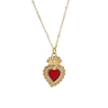 Collana dorata con ciondolo a cuore rosso e zirconi scintillanti su sfondo bianco - Stile Sacro Cuore con Fiamma di Rubino (YS-231117-7)
