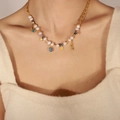 Collier vintage plaqué or avec perles d'eau douce et pierres bleues sur un modèle - Pendentif Goutte d'Eau Bleue / 43cm
