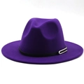 Détail d'un chapeau fedora en feutre violet avec ceinture noire et boucle en métal argenté - M (56-58cm) / Violet