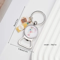 Detail van flesopener sleutelhanger met bloemige letter P en bierbedels, 8cm groot - Letter P