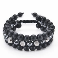 Detalle de pulsera de triple trenzado de piedra volcánica 8mm con cuentas de acero - Pulsera de Magnetita Negra de Tres Capas