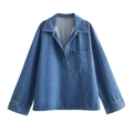 Dettaglio della camicia di jeans blu con colletto a rever classico e taschino sul petto - XS / Camicia in Denim / Blu