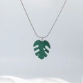 Collana a catena serpente d'argento con pendente foglia di monstera verde e bordi argentati - Foglia / Argento