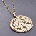 Collana chic in acciaio inossidabile placcata oro 18k con pendente tondo martellato - Collana Con Ciondolo / Oro