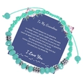 Dettaglio del bracciale con codice Morse in cristallo verde menta su carta regalo per nonna - A Mia Nonna