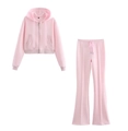 Ensemble rose à capuche zippé et pantalon évasé en maille douce sur fond blanc pur - Ensemble de Bijoux Rose