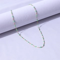 Dettaglio della catena in acciaio placcato oro 18k con perle di smalto verde - Oro + Verde / 40+5cm