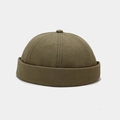 Dettaglio del cappello docker verde oliva con trama in twill di cotone e cuciture a 6 pannelli - Regolabile / Verde Militare