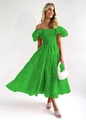 Detail van limegroene off-shoulder jurk met gelaagde ruches en een geruite textuur - S / Groen