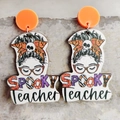 Dettaglio di orecchini arancioni Spooky Teacher per Halloween con teschio e chignon - Insegnante Scheletro-Spooky Teacher