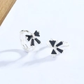Orecchini a cerchio in argento con fiocco di cristalli neri e dettagli scintillanti - Fiocco Tono Platino con Zirconia Nera / Oro Bianco
