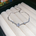 Detailansicht eines verstellbaren Silberarmbands mit funkelnden Zirkonia-Blumen - Silber-Blume