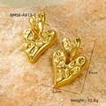 Orecchini a doppio cuore placcati in oro 18K con texture martellata e dimensioni - Stile Cuore Sovrapposto Martellato (NMSE-A813-1) / Oro