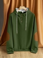 Detaillierte Waffelstruktur des dunkelgrünen Hoodies mit weißen Kordeln und Holzknopf - S / Armeegrün