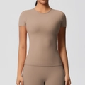 Vue de face d'un t-shirt de sport kaki moulant pour le yoga et le fitness - Brun Mocha