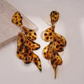Orecchini pendenti a nappa in acrilico con stampa leopardata e catena dorata - Marrone Caffè (925 Sterling Silver Earring Post)