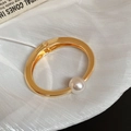 Elegante brazalete de metal dorado con una gran perla blanca sobre fondo de seda blanca. - Estilo De Perla Artificial Única (21#) / Dorado