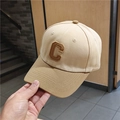 Cappellino da baseball bicolore beige e marrone con ricamo della lettera C grande - Regolabile (54-59cm) / Cachi