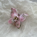 Detail of 3D butterfly hair claw featuring pink marble texture and gold metal spring - Pink