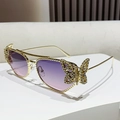 Occhiali da sole dorati oversize con lenti sfumate viola e dettaglio farfalla strass - Grigio Rosa