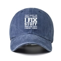 Dettaglio del berretto da baseball in denim lavato blu scuro con stampa dello slogan bianco - Taglia unica / Blu navy