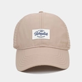 Detalle de la gorra de béisbol de secado rápido caqui con rejillas láser y parche retro - Ajustable / Caqui