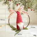 Ciondolo gnomo natalizio con anello in legno e pigne su albero festivo - Gnomo con Ghirlanda di Rattan Rosso