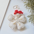 Stella in feltro di lana bianca fatta a mano con fiocco rosso e ricami dorati di Natale - Fiocco di Neve Bianco (7.5x8cm)