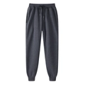 Dettaglio dei pantaloni sportivi grigio scuro con coulisse elastica e polsini - grigio scuro