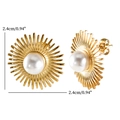 Detalle de pendientes de sol dorados con perlas blancas y medida de 2,4 cm de ancho - Stud aretes / Dorado