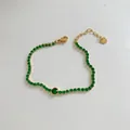 Pulsera de varias capas en acero dorado con pequeñas piedras verdes y dije esmeralda - Pulsera Delgada de Oro con Gema Verde Redonda Engastada (SBK171)