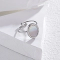 Detail von Perlmutt-Inlay mit gedrehtem Rand auf verstellbarem Edelstahlring - Einstellbar Offen / Silber-Weiß Perlmutt