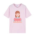 Détail du t-shirt en coton rose avec un motif de fille tenant un cœur MOM imprimé - XS / Hauts / Rose