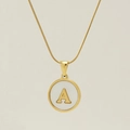 Goudkleurige roestvrijstalen slangenketting met witte schelp letter A hanger - Letter A