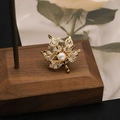 Spilla a foglia d'acero dorata con cristalli scintillanti e perla bianca su legno - Stile Forma Foglia di Acero / Stile Spilla / Oro