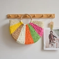 Borsa in paglia a semicerchio fatta a mano con motivi colorati e manici rotondi - Multicolore (Arancione Rosa)