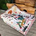 Coperta da campeggio bohémien tessuta con motivi cartoon su panca in legno - Modello di Illustrazione Artistica (XT2022-24) / 130x160cm