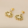 Detalle de pendientes de loto dorados con circonitas brillantes y pétalos calados - 18x14mm Dorado Loto Hueco Pendientes (KE110090-KLX)