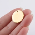 Vista macro de un colgante de engranaje dorado circular para joyería DIY estilo steampunk - Dorado