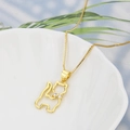 Collier chat minimaliste plaqué or 18k avec zircons sur une élégante assiette en céramique - Doré