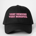 Schwarze Baumwoll-Baseballkappe mit Stickerei VERY DEMURE VERY MINDFUL und Verstellriemen - Schwarz