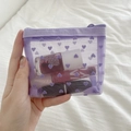 Vista detallada de la bolsa de maquillaje de malla lavanda con corazones y cierre - Corazón Flocado Púrpura (Triángulo Pequeño)