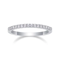 Détail d'une bague en argent 925 sertie de pierres de moissanite étincelantes - US 7 / Style de Bague en Rangée Exquis (R13124) / Argent