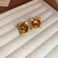 Macro-opname van 14K vergulde vintage oorknopjes met barnsteenkleurige harsinleg en goud - 31# Koffie - Vierkant