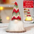 Gnome de Noël LED avec chapeau tricoté et dimensions 7x7x16cm en gros plan détaillé - Ornement Lumineux-301A
