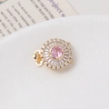 Macro d'un fermoir fleur plaqué or 14K avec pierre rose et zircon pour bijoux DIY - Rond / Double rangée / Rose