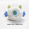 Detailansicht der Plüschmonster-Deko mit Maßen von 6.5cm Höhe und 8.5cm Breite - Original (Hinten offen) / Weiß