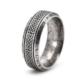 Detailaufnahme des nordischen Keltenknoten-Rings mit Runenschrift in Antik-Silber - Antiksilber